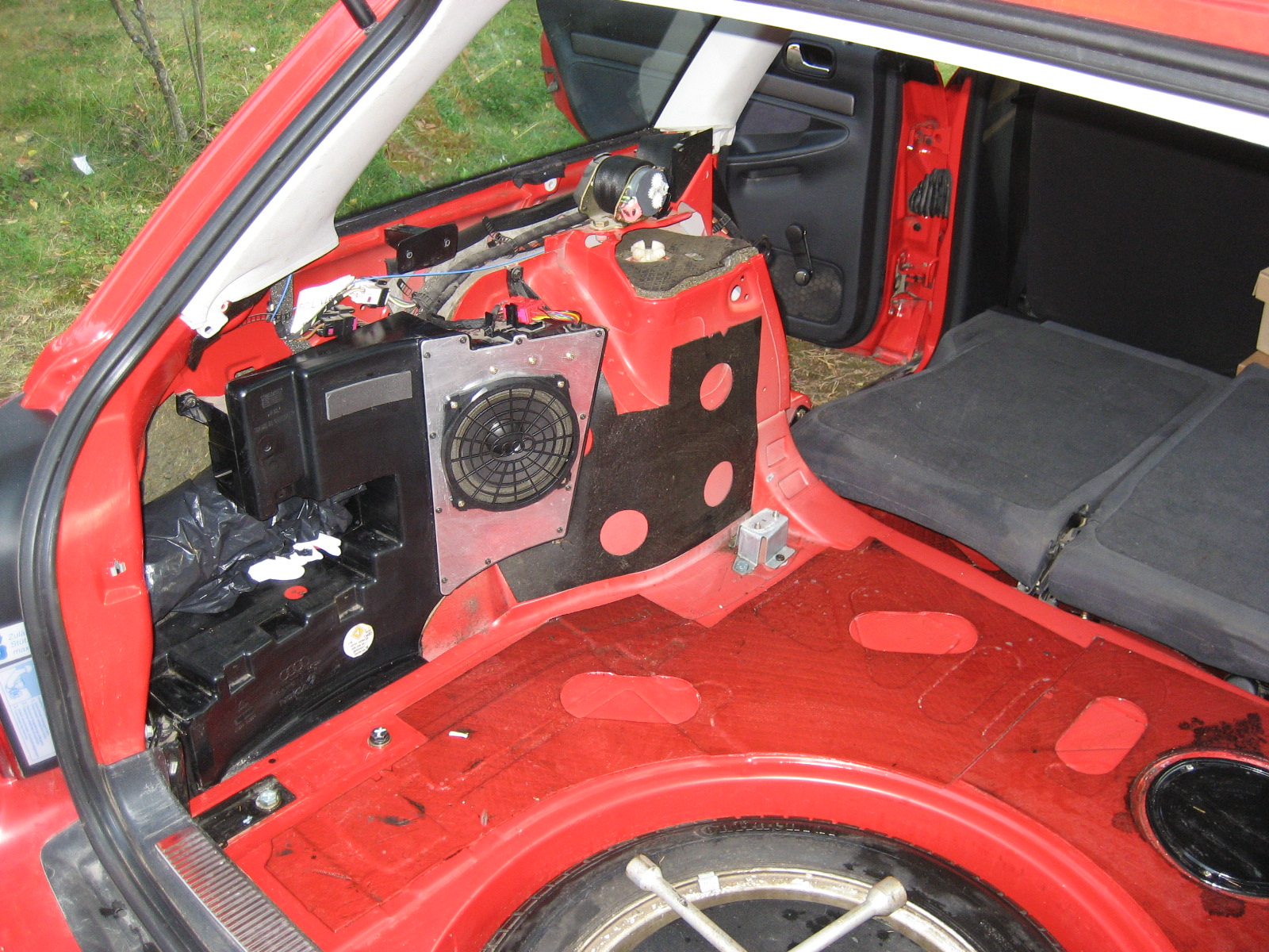 Front And Rear Door Speakers Suggestions The Amp Is Mounted On Top Of Sub Enclosure You Can See Wires In Picture Like I Said Take Off That Access Panel And Verify It S There