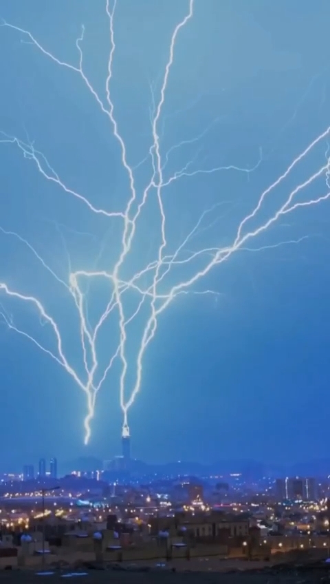 Lightning_strikes_the_dome_of_the_Royal_Clock_Tower_in_Mecca.mp4_snapshot_00.03.226.jpg