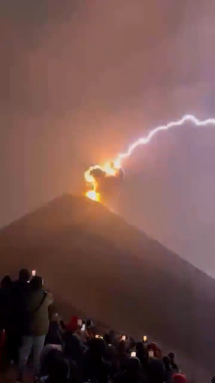 Lightning_strike_hits_the_Fuego_Volcano_in_Guatemala__video_.mp4_snapshot_00.00.487.jpg
