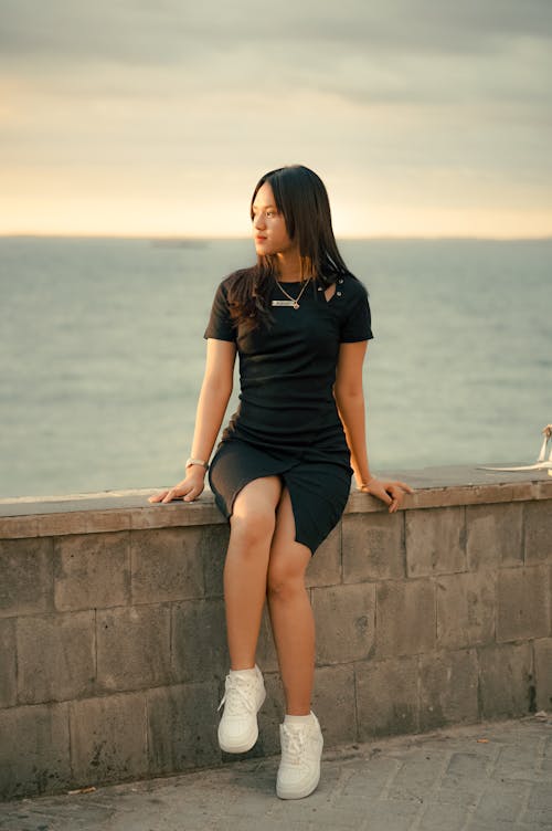 free-photo-of-wanita-muda-bersantai-di-t