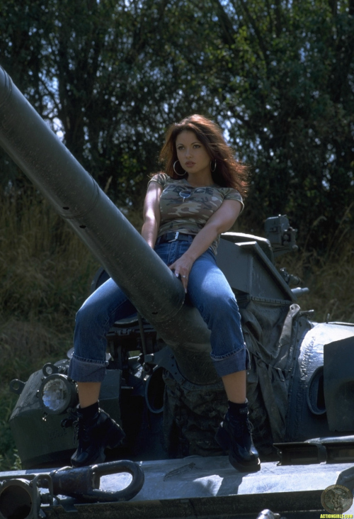 actiongirlsveronicazemanovatank012.jpg