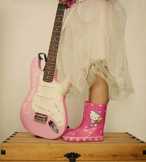 cute-girl-guitar-hello-kitty-pink-rock-Favim.com-64664.jpg