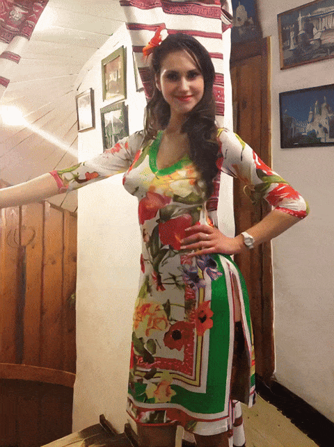 Oficiantka_Alisa_Korzh_bez_trusikov.gif