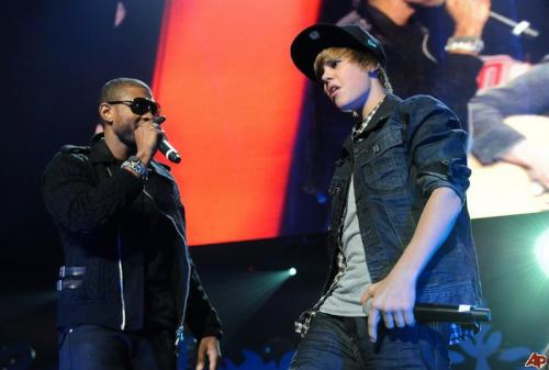 usher-justin-bieber-2009-12-12-3-11-20.jpg